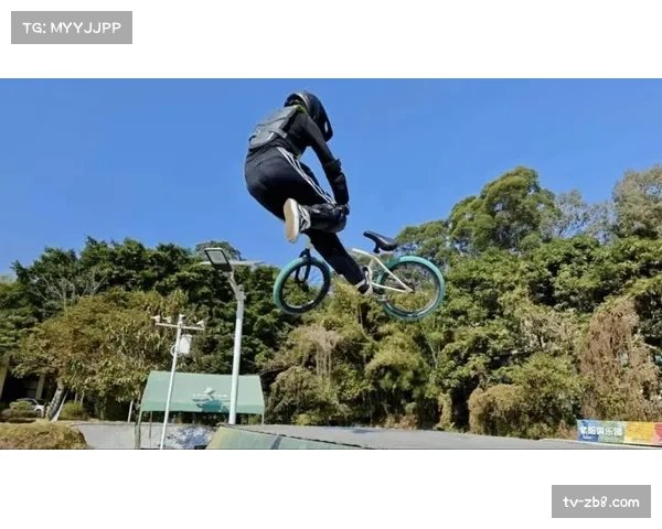 法国UCI小轮车世界杯现场:BMX杨家将车队小将梁熠然赛前热身,神情专注 法国UCI小轮车世界杯现场:BMX杨家将车队小将梁熠然赛前热身,神情专注